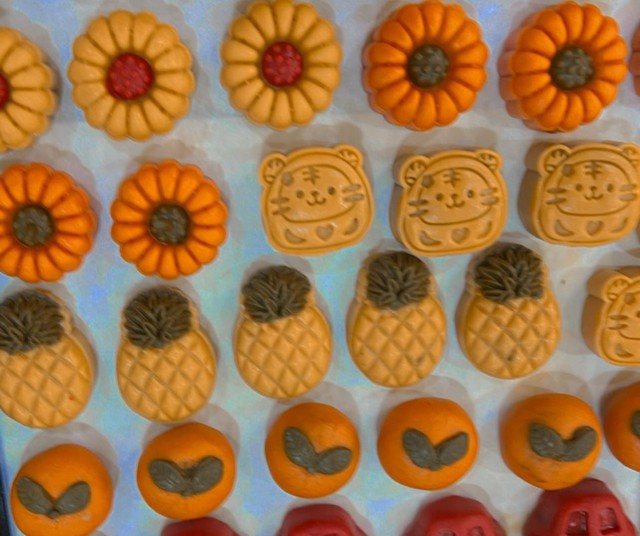 Với màu sắc tươi sáng, hình dáng đáng yêu và hương vị phong phú, loại bánh này không chỉ thu hút trẻ nhỏ mà còn làm say lòng cả người lớn.