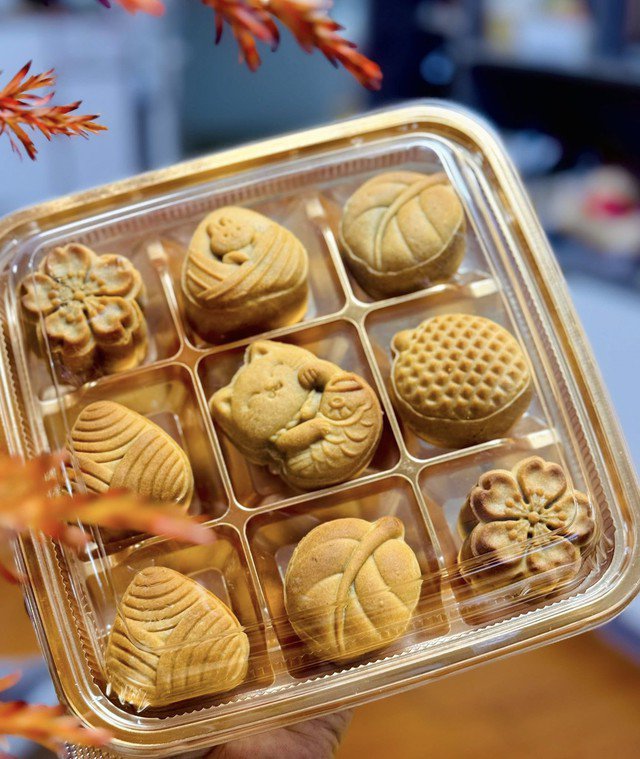 Chị Khánh Vi (34 tuổi, Hà Nội) - chuyên làm các loại bánh handmade cho biết, bí quyết để làm những chiếc bánh vô cùng đáng yêu này nằm ở việc sử dụng màu thực phẩm tự nhiên chiết xuất từ rau củ như lá dứa, gấc, khoai lang tím… vừa giúp bánh an toàn hơn vừa giữ được vẻ ngoài bắt mắt.