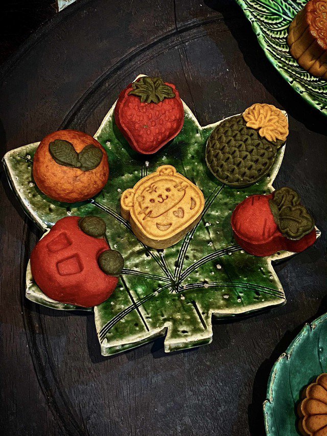 Giá thành của mỗi hộp bánh Trung thu rau củ mini dao động từ 120.000 – 250.000 đồng, phù hợp để làm quà biếu tặng hoặc mua về thưởng thức trong gia đình.