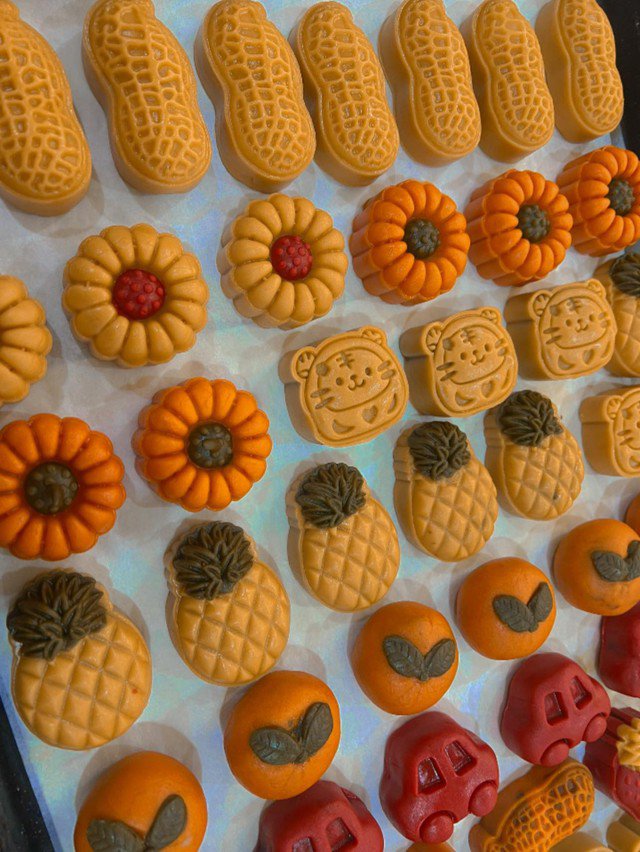 Riêng phần nhân thì sẽ có nhiều loại cho khách lựa chọn như sen cốm dừa, đậu xanh, đậu đỏ, thập cẩm truyền thống,... Một số khách hàng khó tính còn yêu cầu kết hợp nhân truyền thống như thập cẩm, đậu xanh, sen nhuyễn với các loại nhân mới lạ như phô mai, socola, matcha.