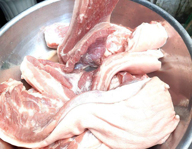 Thịt nên chọn những có màu hồng tươi, mặt cắt khô ráo. Ảnh TH