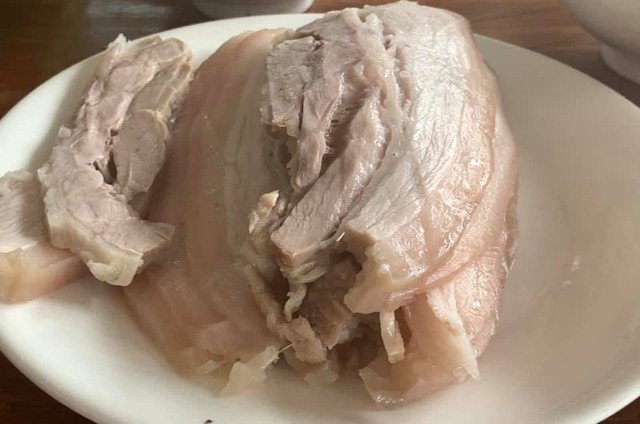 Thịt luộc ngon sẽ không có mùi hôi hay bị thâm. Ảnh TH