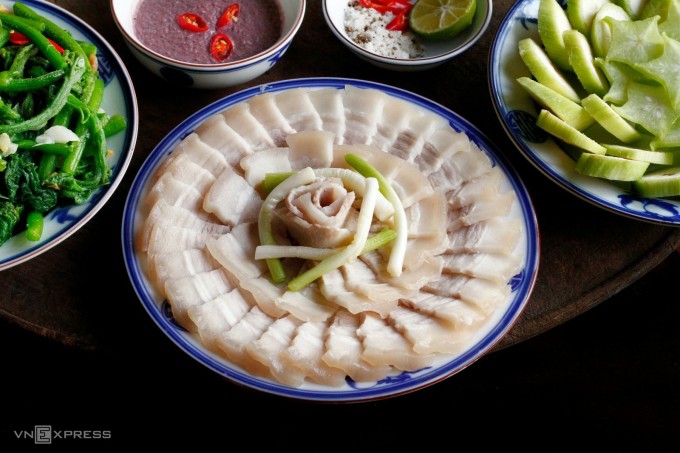 Thịt ba chỉ chín tới mềm ngọt. Ảnh: Bùi Thủy