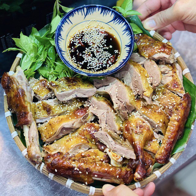 Món vịt nướng mật ong có lớp da giòn rụm, thơm ngon.