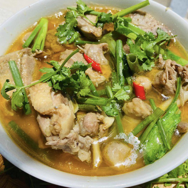 Món vịt nấu chao thơm ngon với rau muống và cải xanh.