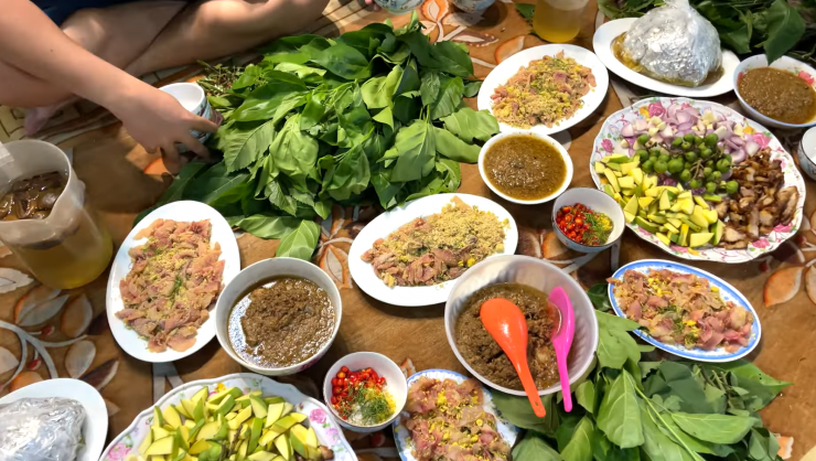 Khi thưởng thức, người ta bày gỏi cá mè lên mâm, ăn kèm hạt và nhiều loại rau, lá như lá mơ, cúc tần, lá đơn răng cưa, lá sung… Ảnh: Hải gỗ