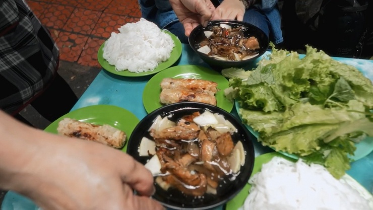 "Nước chấm nhìn đơn giản vậy chứ rất ngon, hương vị hài hòa", nữ du khách chia sẻ