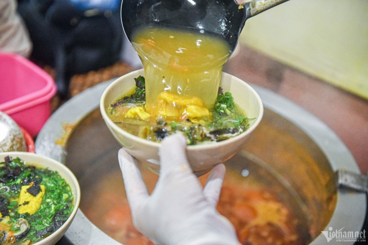 Bún ốc Thúy là quán nổi tiếng đông khách