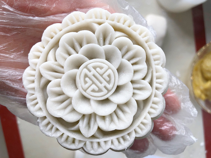 Bánh dẻo là món ăn yêu thích trong dịp tết Trung thu của nhiều người Việt.