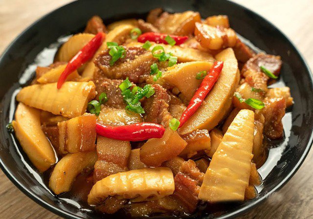 Thịt quay kho măng