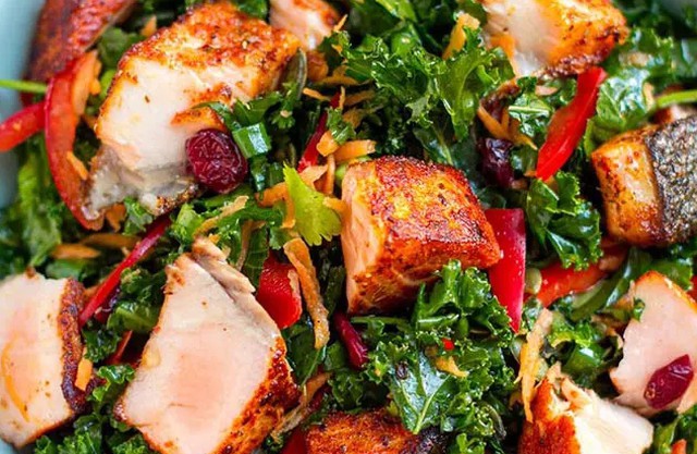 Salad cá hồi, đậu với cải Kale.