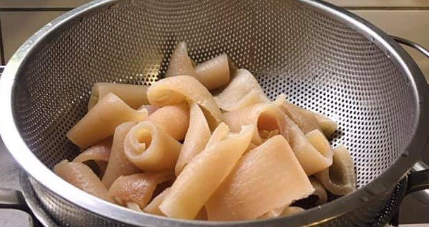 Bì lợn khi luộc nên cho thêm chút gừng, hành khô, muối, rượu trắng vừa thơm vừa giòn.