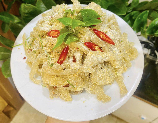 Bì lợn trộn thính làm đơn giản nhưng ăn rất đưa cơm.