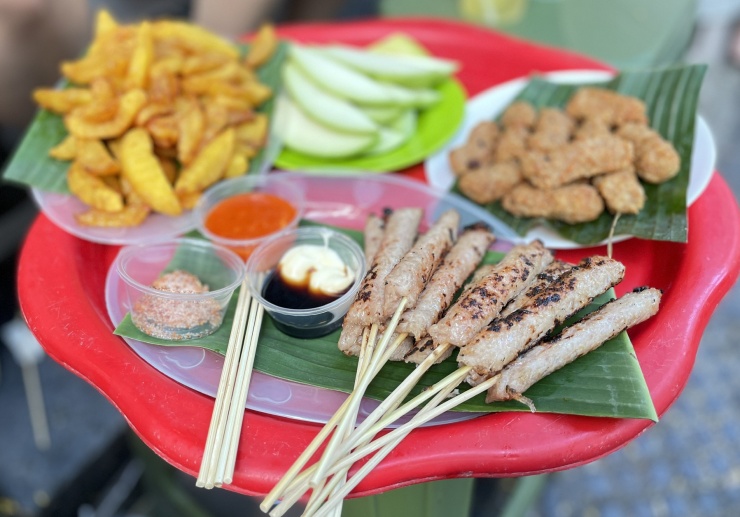 Nêm chua nướng đặc sản ngõ Ấu Triệu. Ảnh: Linh Hương