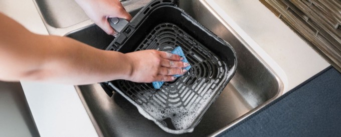 Quá trình chà rửa cần lưu ý tránh gây bong tróc lớp chống dính của khay/giỏ đựng bên trong nồi.