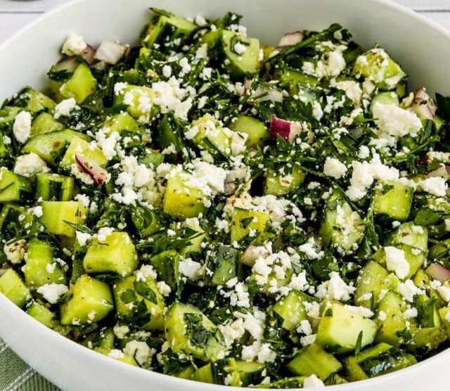 Salad dưa chuột với rau mùi tây và phô mai