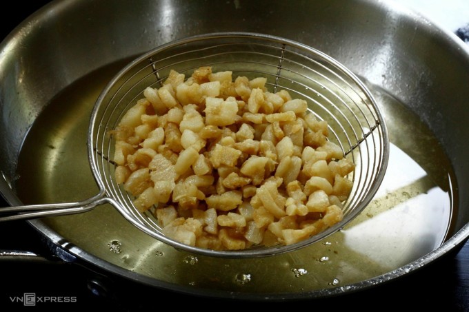 Tóp mỡ thắng với nước giòn đều.