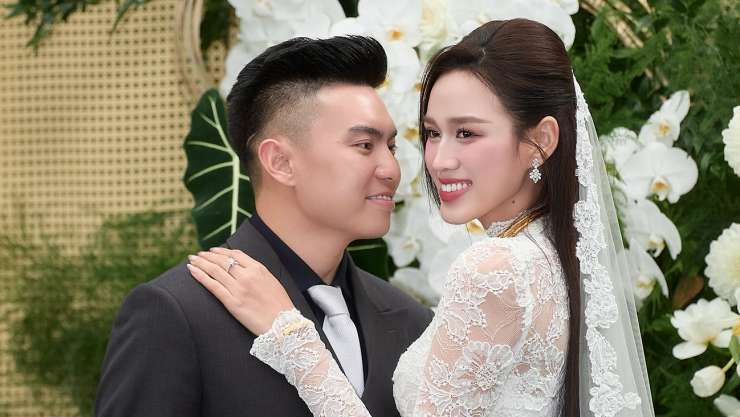 Đỗ Thị Hà đã chính thức trở thành cô dâu hào môn sau đám cưới bạc tỉ. Mọi người kỳ vọng vào hình ảnh mới của cô - một nàng dâu đảm đang, dịu dàng.