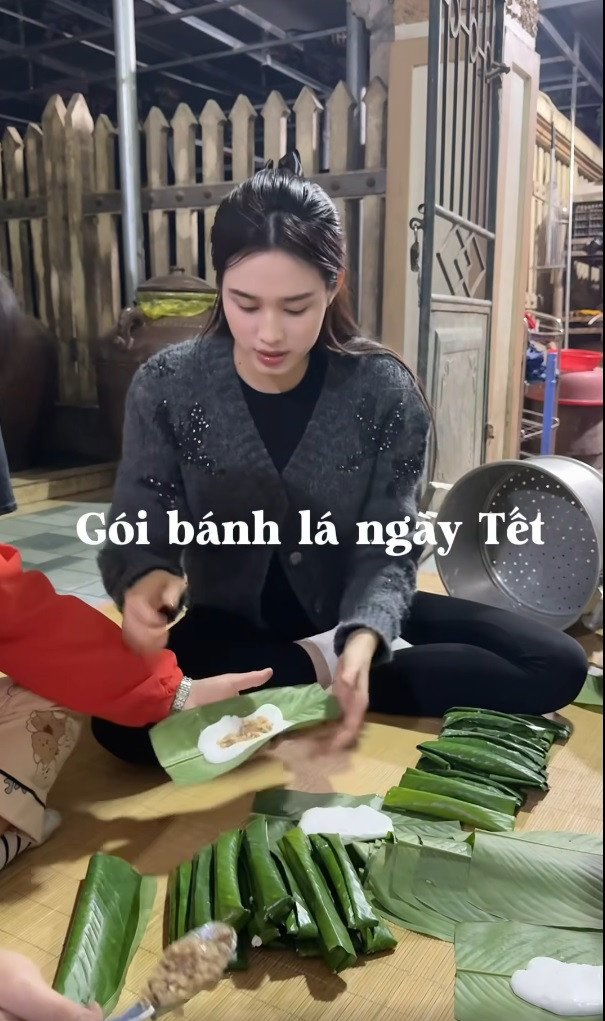 Khi về quê, Đỗ Thị Hà đã tự tay gói bánh lá cùng gia đình, thể hiện sự khéo léo và tình cảm gia đình.