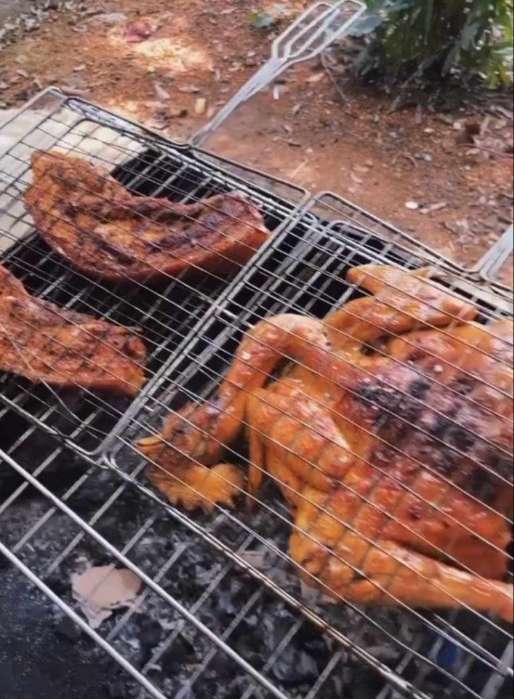 Những bữa ăn cùng bạn bè ở quê, Đỗ Thị Hà cũng rất thích thú với việc nướng đồ giữa thiên nhiên.