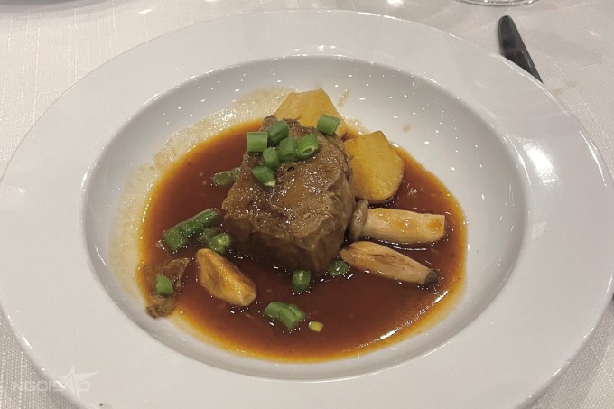 Món bò hầm xốt rượu Porto.Ảnh: Khắc Bình