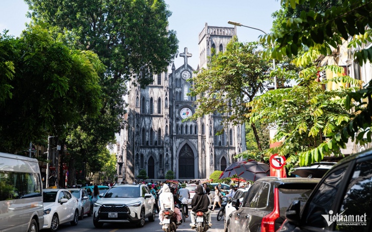 Nhà thờ Lớn Hà Nội luôn thu hút đông đảo khách du lịch. Ảnh: Huy Nguyễn