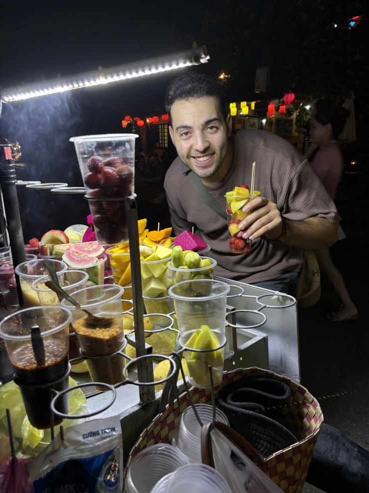 Chàng trai Bắc Phi nấu món Việt