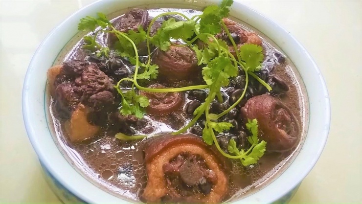 Đậu đen hầm đuôi heo bổ gân xương, giảm nhức mỏi lưng.