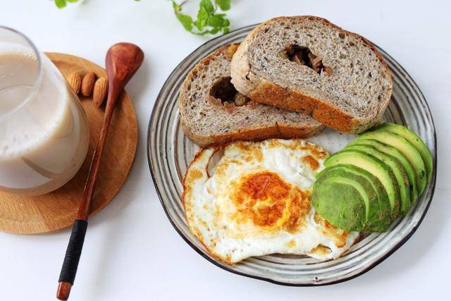 Bánh mì nguyên cám với bơ và trứng