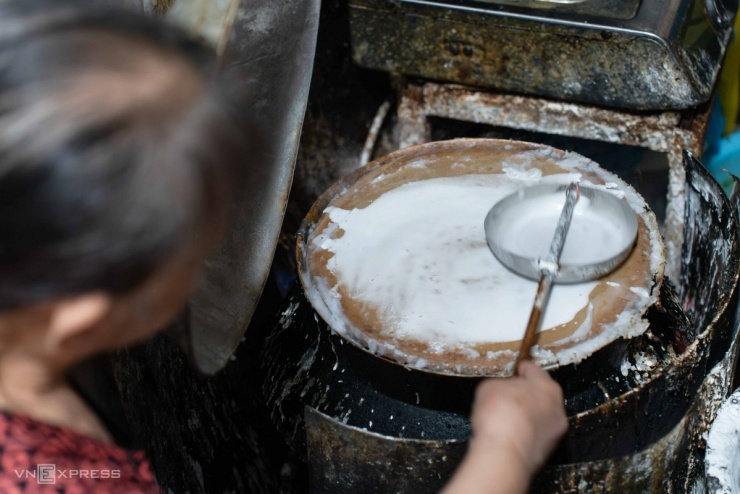 Quán bánh cuốn đêm gần 40 năm trong ngõ nhỏ Hà Nội - 5