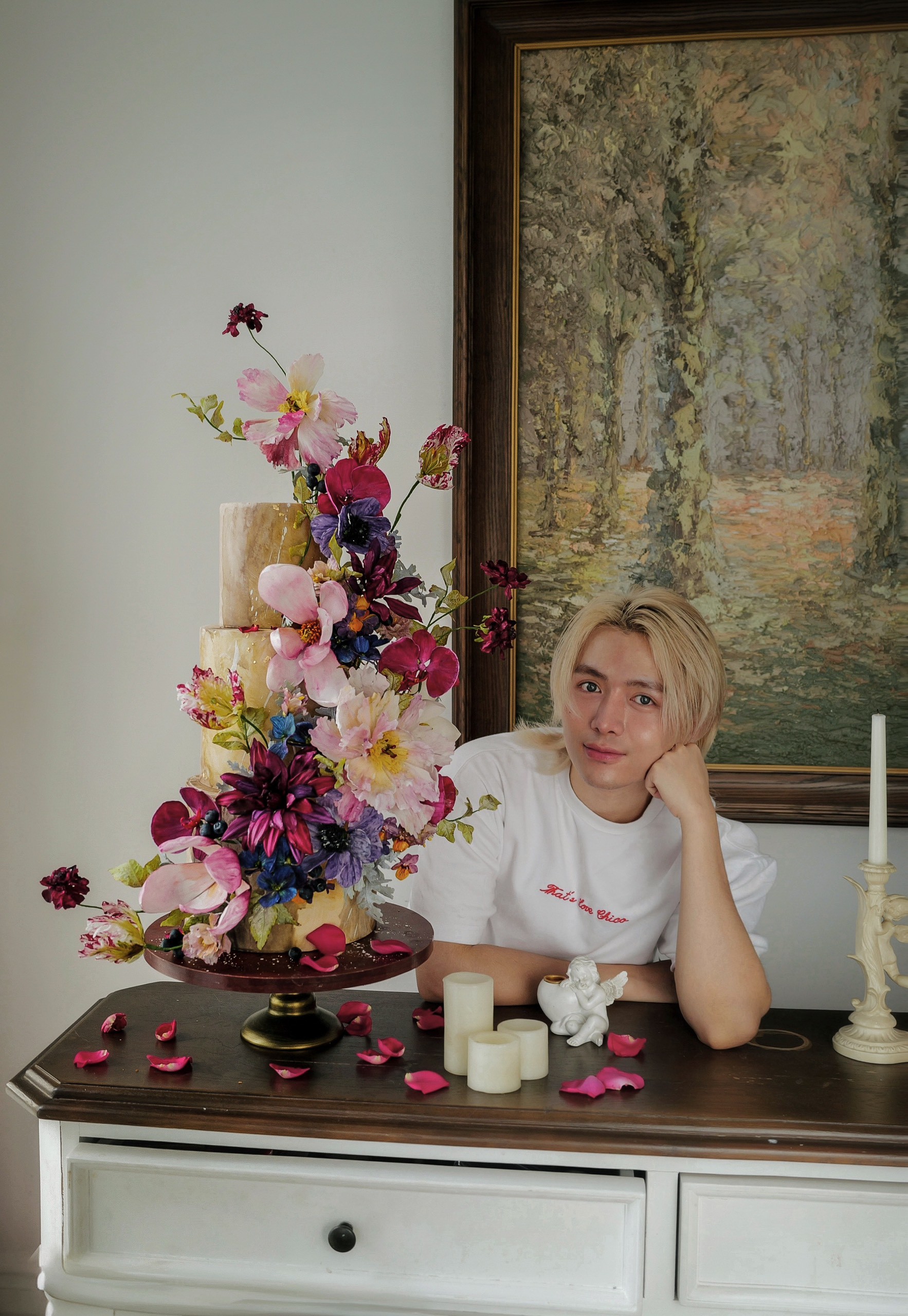 Nguyễn Vũ Hoàng Anh, (34 tuổi, Hà Nội), đã thu hút sự chú ý của cộng đồng yêu thích làm bánh bằng những bông hoa tinh xảo được làm từ đường và kem.