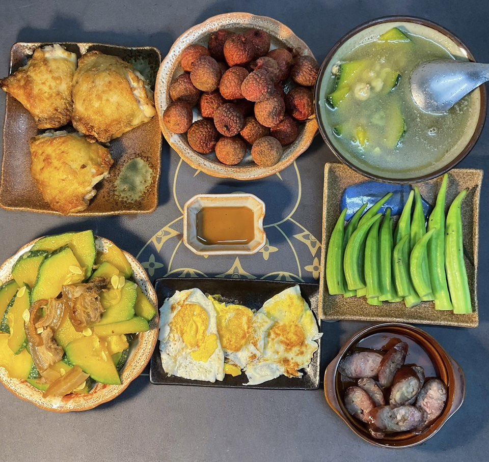 Gà nướng, Bí xào thịt lợn đen, Đậu bắp luộc, Trứng ốp, Vải