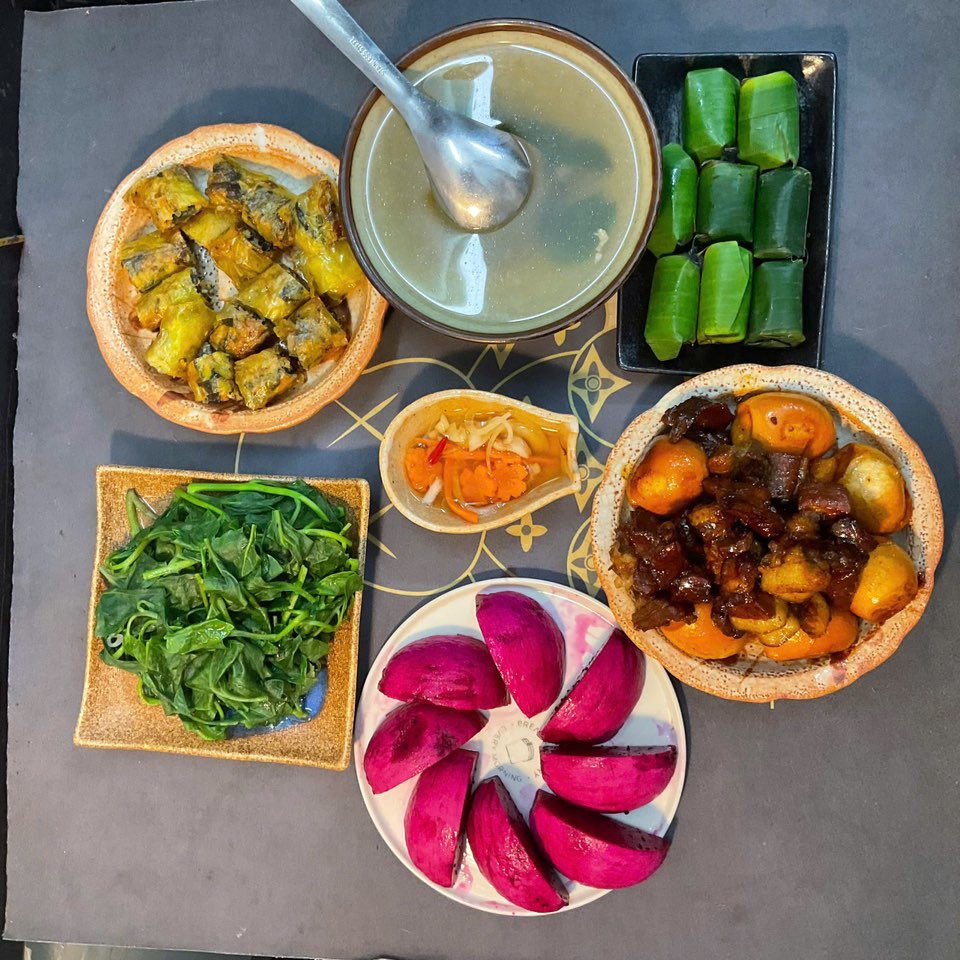 Nem tôm, Thịt kho trứng, Rau lang luộc, Nem chua, Thanh long