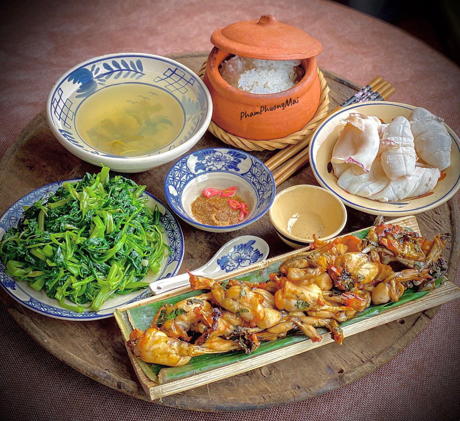 Ếch nướng lá lốt - Rau muống xào tỏi - Mực hấp - Canh rau muống dầm sấu