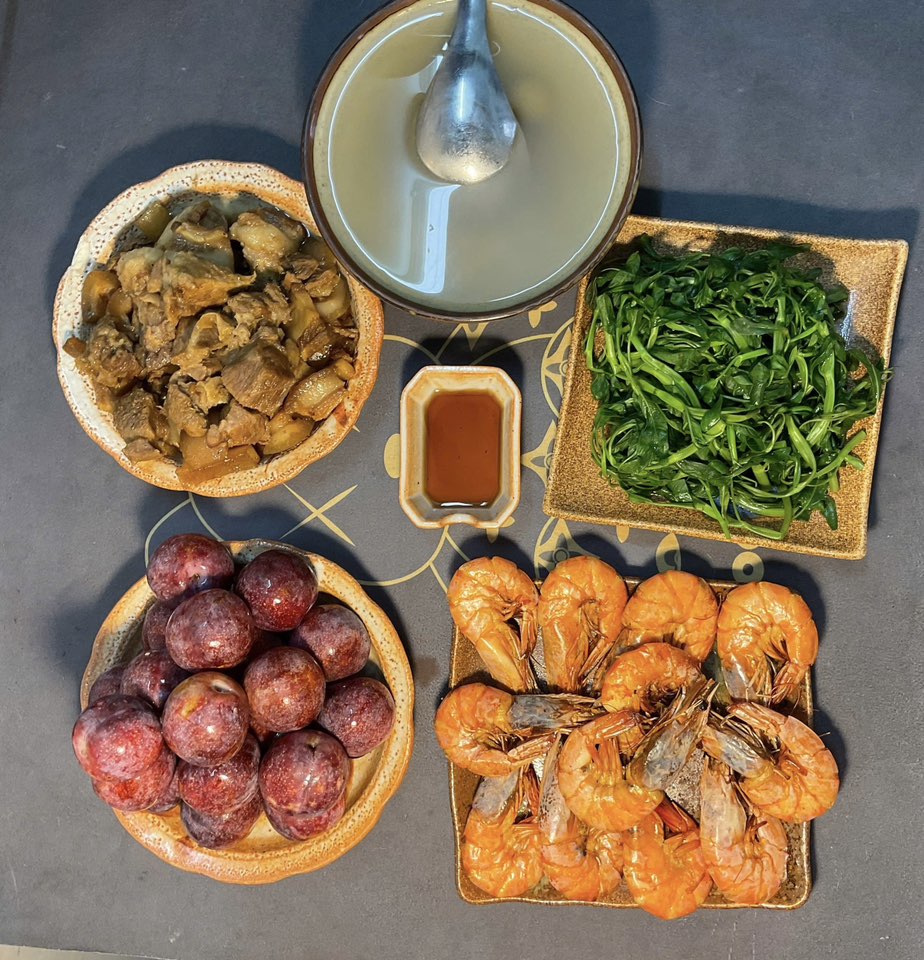 Tôm nướng, Thịt kho, Rau muống luộc, Mận