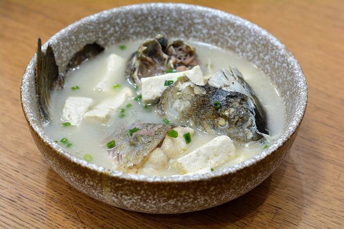 Canh cá trắm với đậu phụ