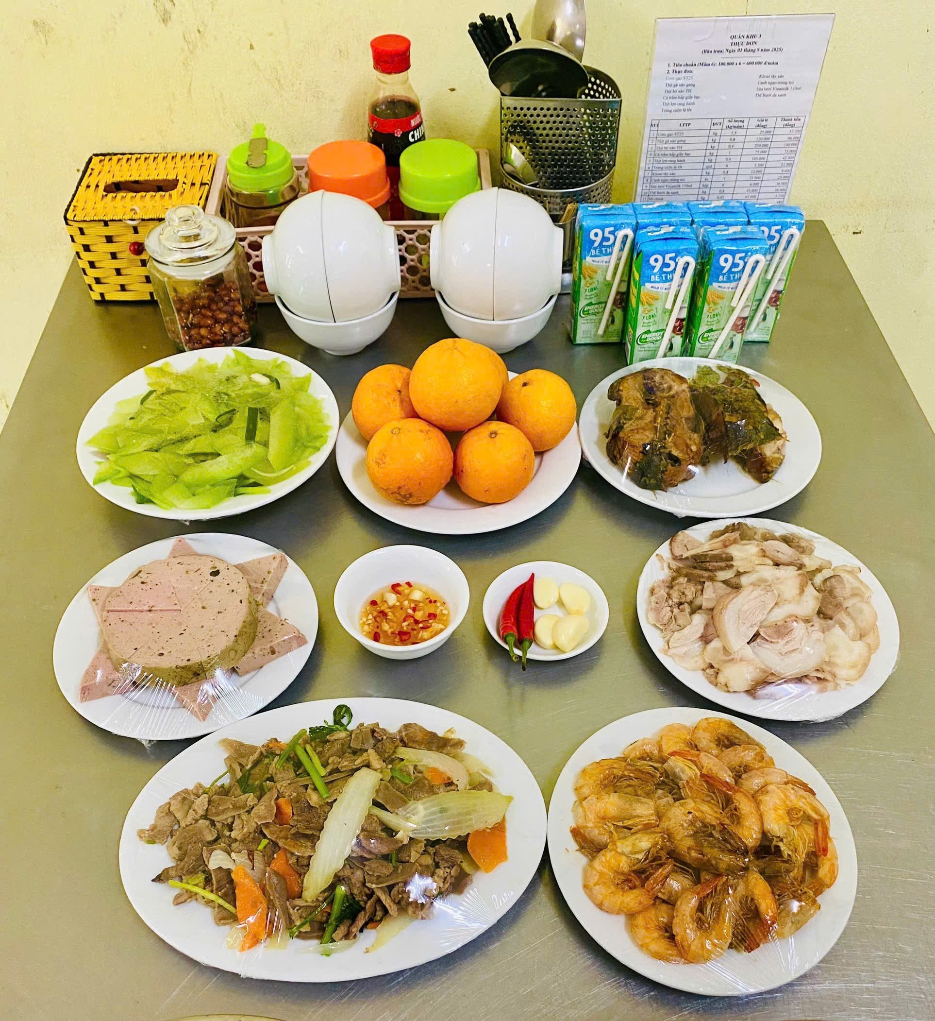 Mỗi mâm cơm được chuẩn bị cho 6 người, với giá trị mỗi suất ăn là 85.000 đồng.