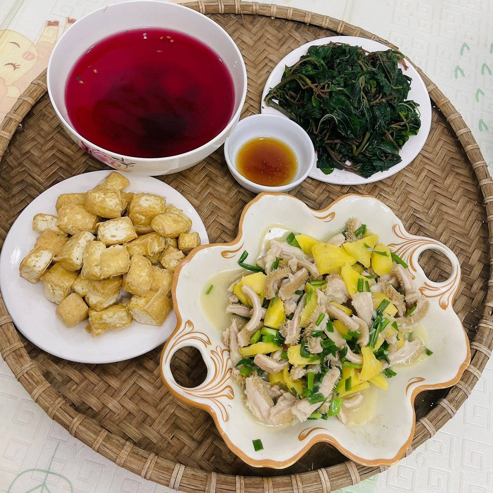 Mâm cơm đủ chất, đủ các thành viên trong gia đình là điều Vui ao ước bấy lâu