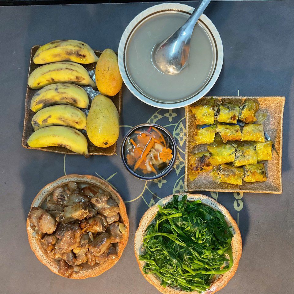 Sườn rim, Nem tôm, Rau muống luộc, Xoài, chuối