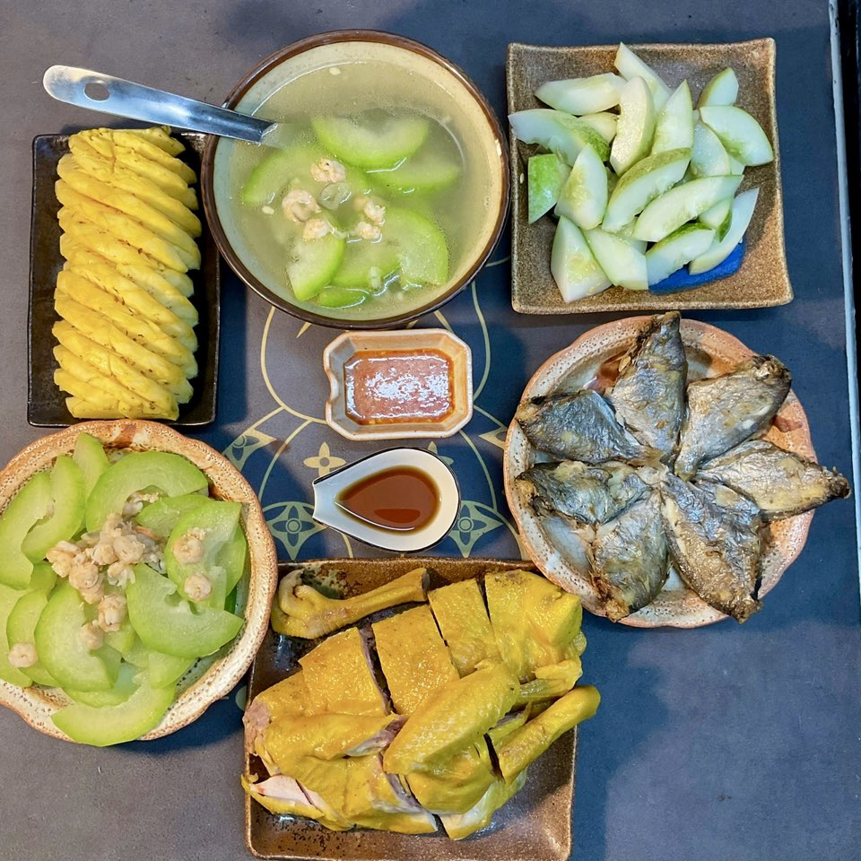 Gà ủ muối, Cá nướng, Bí xào tôm, Dưa chuột, dứa