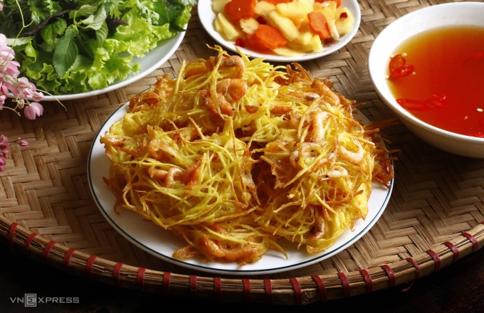 Bánh tôm Hồ Tây.