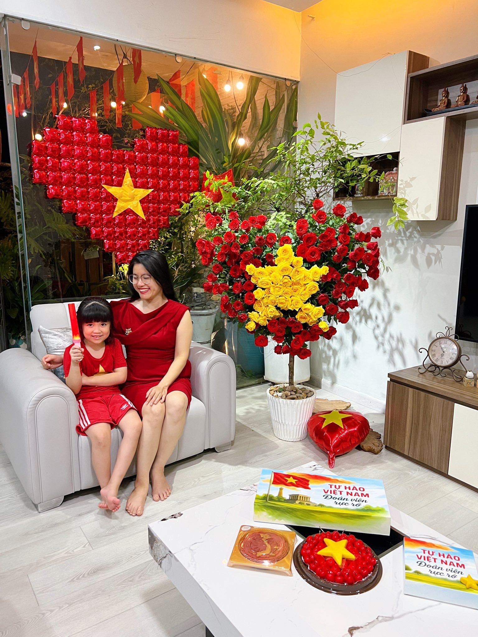 Không gian ngập sắc đỏ, vàng