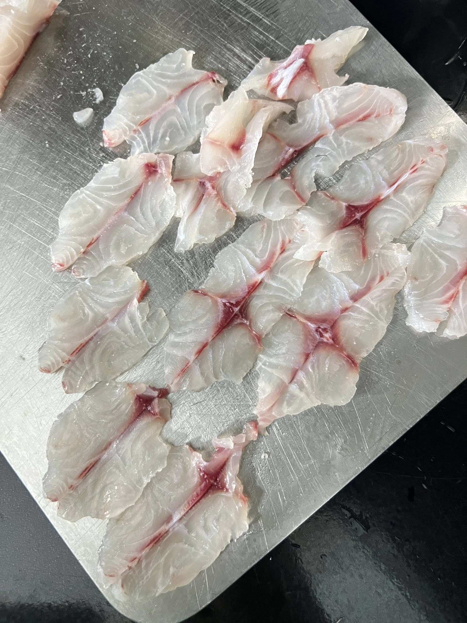 Thái mỏng thịt cá