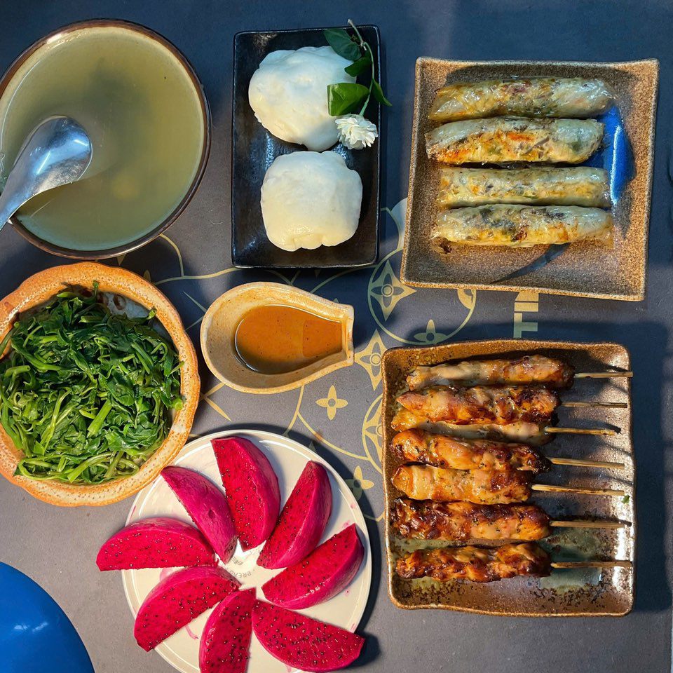 Nem thịt, Gà xiên nướng, Bánh bao, Rau muống luộc, Thanh long