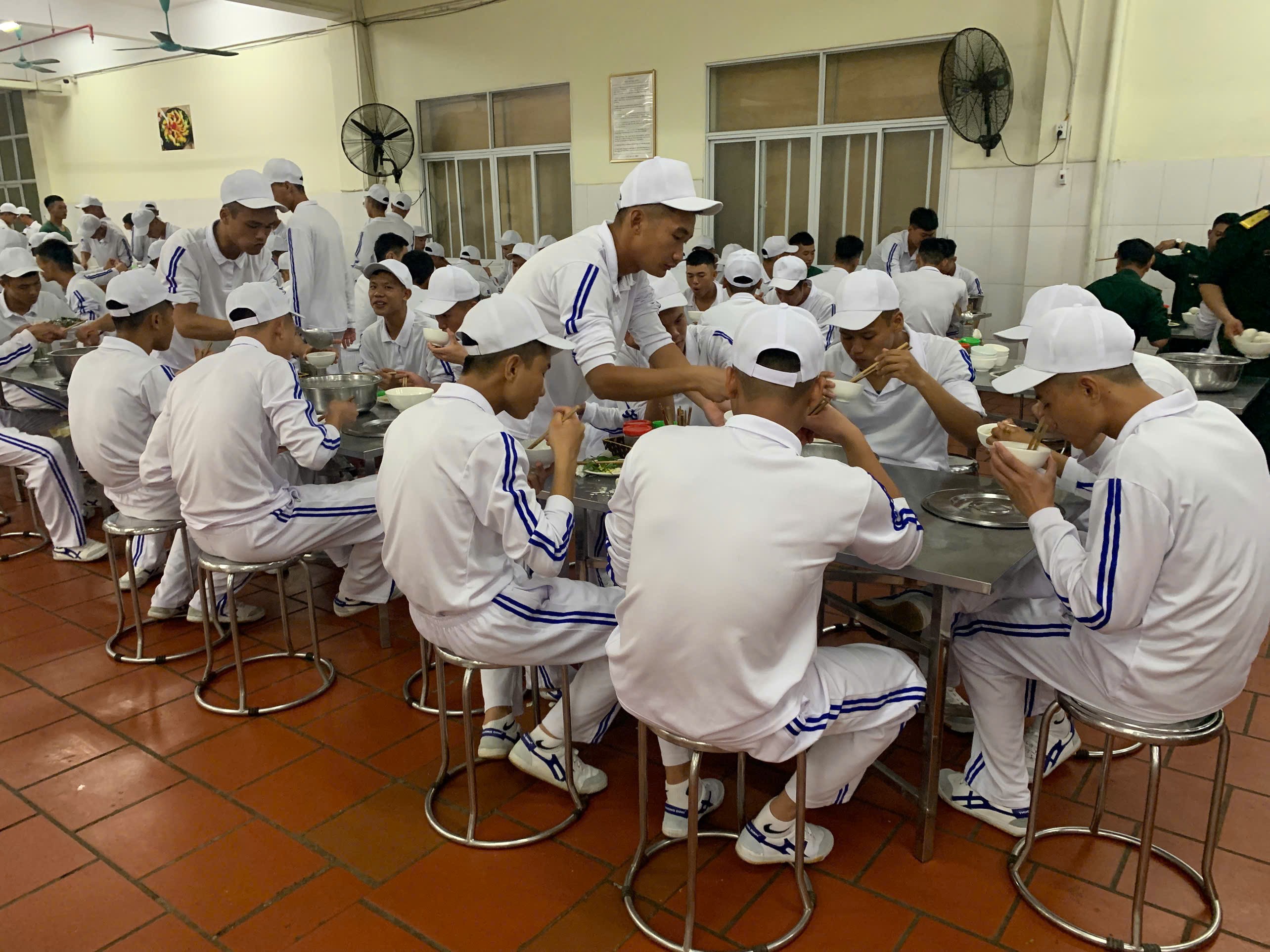 Các chiến sĩ trong khối Hồng kỳ dùng bữa trưa tại bếp ăn.