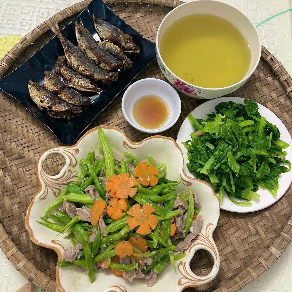 Bữa cơm tối là lúc Vui an nhàn tận hưởng sự quan tâm của chồng