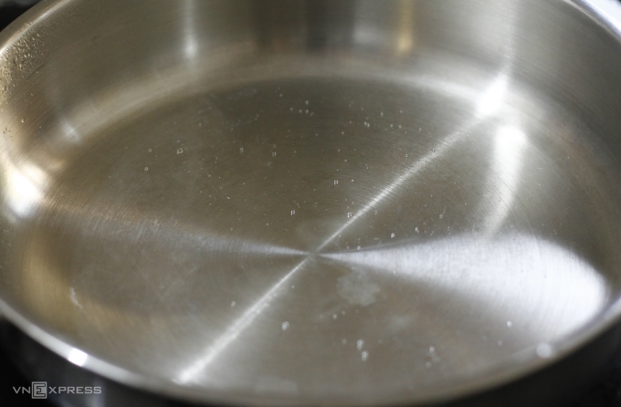 Giọt nước nhảy múa lăn tròn nhỏ là đạt độ nóng.