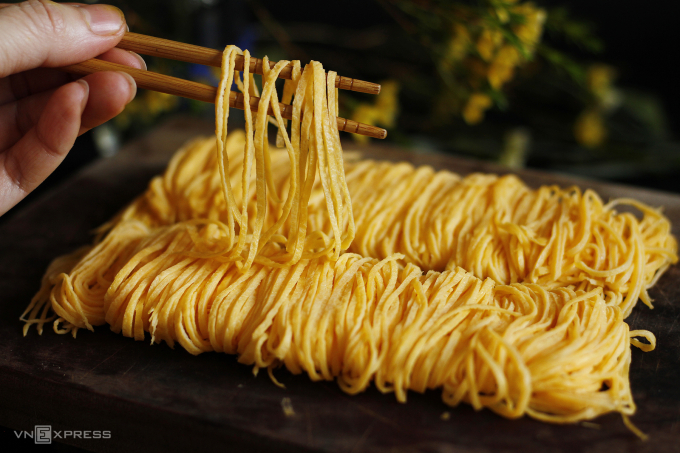 Kỹ thuật đánh trứng nhẹ nhàng mang đến món trứng mịn màng. Ảnh: Bùi Thủy