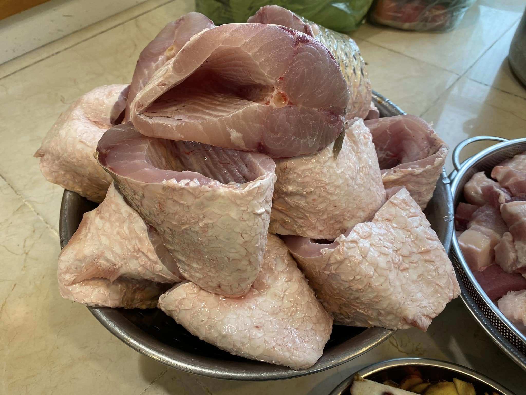 Cá được rửa sạch, loại bỏ màng đen để tránh mùi tanh.