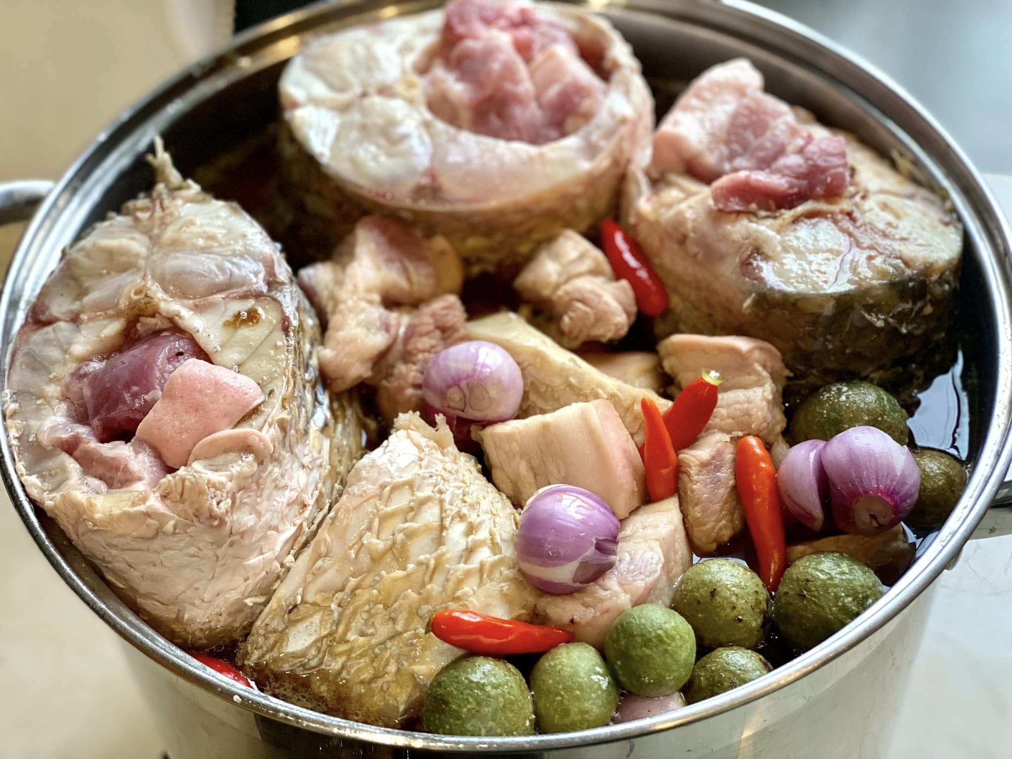 Đun nước với gia vị trước khi cho vào nồi cá.